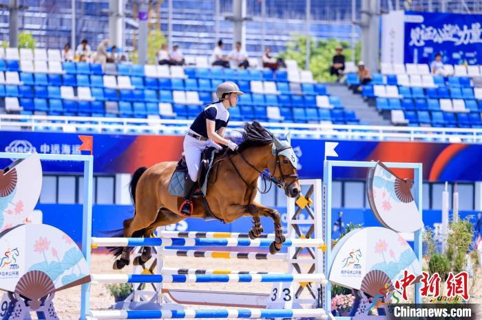 杭州桐庐国际马术场地障碍赛多国骑手角逐百万