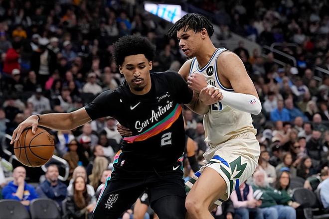 马刺8连胜横扫雄鹿 哈珀14分成关键先生