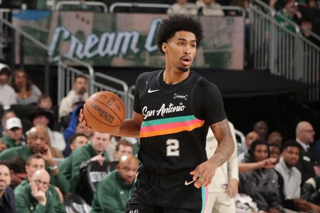 马刺8连胜横扫雄鹿 哈珀14分成关键先生