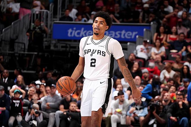 马刺8连胜横扫雄鹿 哈珀14分成关键先生