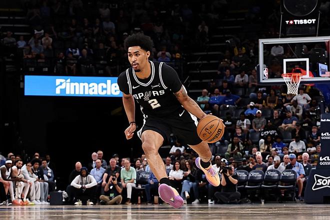 马刺8连胜横扫雄鹿 哈珀14分成关键先生